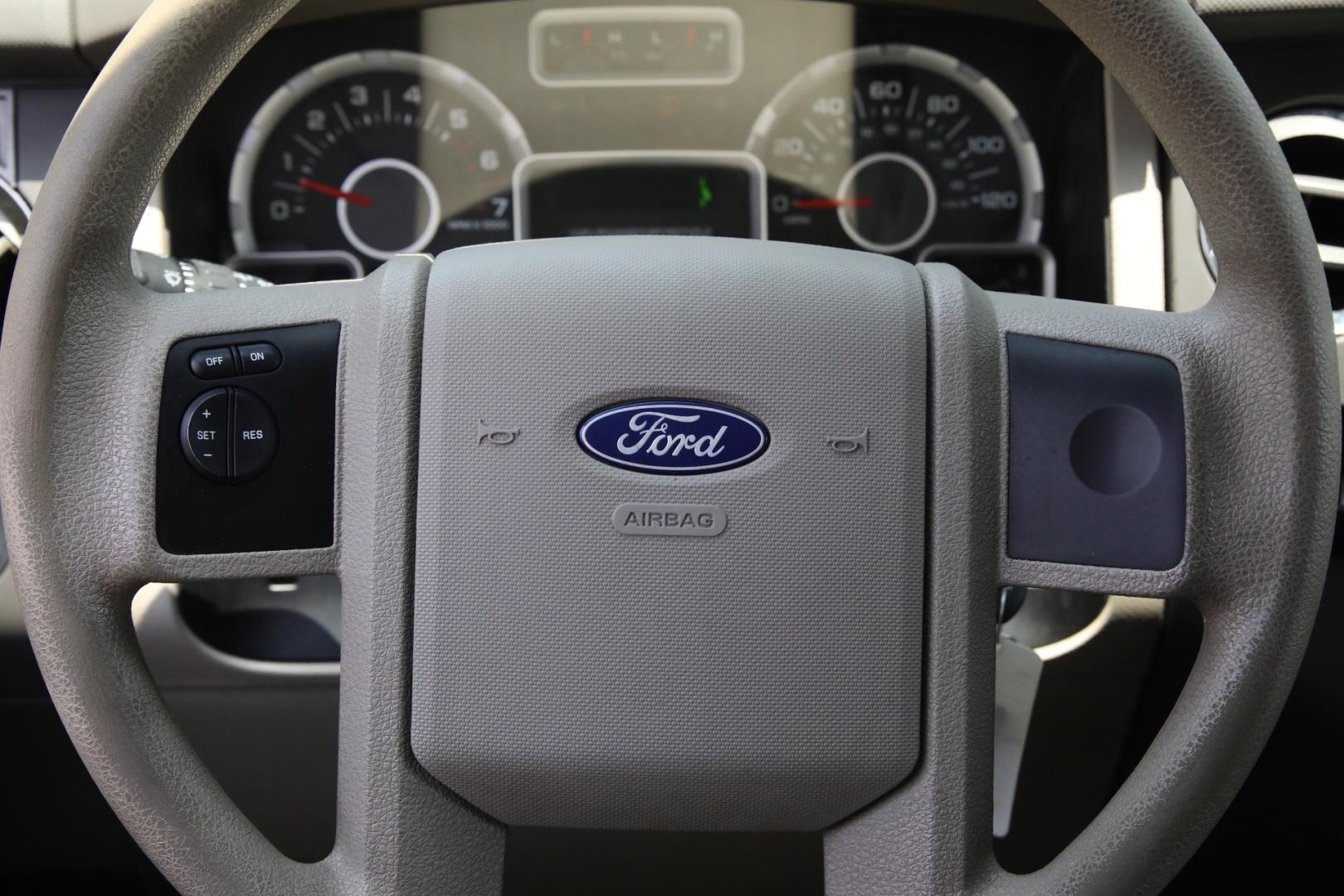 2007 SILVER FORD EXPEDITION XLT 2WD (1FMFU15547L) with an 5.4L V8 SOHC 16V engine, 6-SPEED AUTOMATIC transmission, located at 420 E. Kingsbury St., Seguin, TX, 78155, (830) 401-0495, 29.581060, -97.961647 - Photo#14